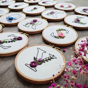 kit de bordado de letras- Diseño de bordado de letras con flores-Alfabeto floral bordado-Regalo de cumpleaños-arte de aro