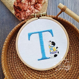 Kit de bordado de la letra T y gato - Bordado de letras con flores - Bordado floral del alfabeto PDF - Regalo de cumpleaños - Arte de aro