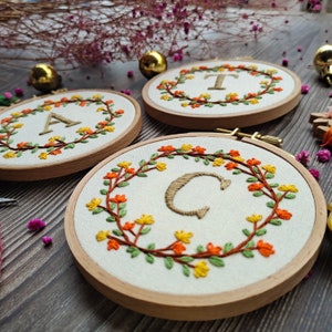 kit de bordado de letras- Diseño de bordado de letras Flores-Alfabeto floral bordado Tutorial-Regalo de cumpleaños-hoopart-regalo del día de la madre-boda