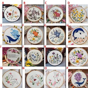 Peut inclure: Un ensemble de 16 cerceaux &agrave; broder avec diff&eacute;rents motifs, notamment des fleurs, des animaux et des motifs abstraits. Les cerceaux sont en bois et ont un fond en tissu blanc.