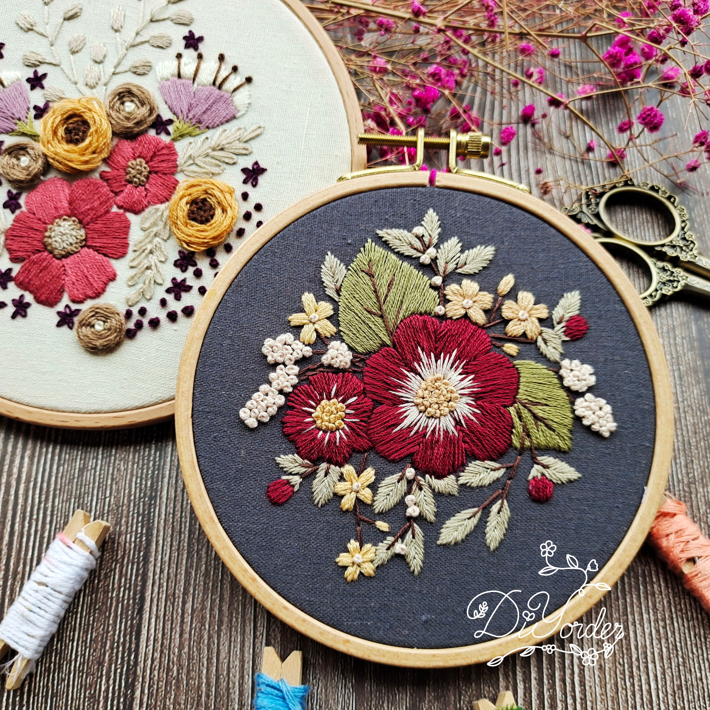 Cimsfcor Kit Di 3 Borse In Tela Da Ricamare Con Coulisse, Telai, Fili Colorati E Istruzioni, Dimensioni Finite 21,5x16,5 Cm
