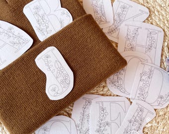 Borduurpatroon met alfabetbloemen: letterstok en steek