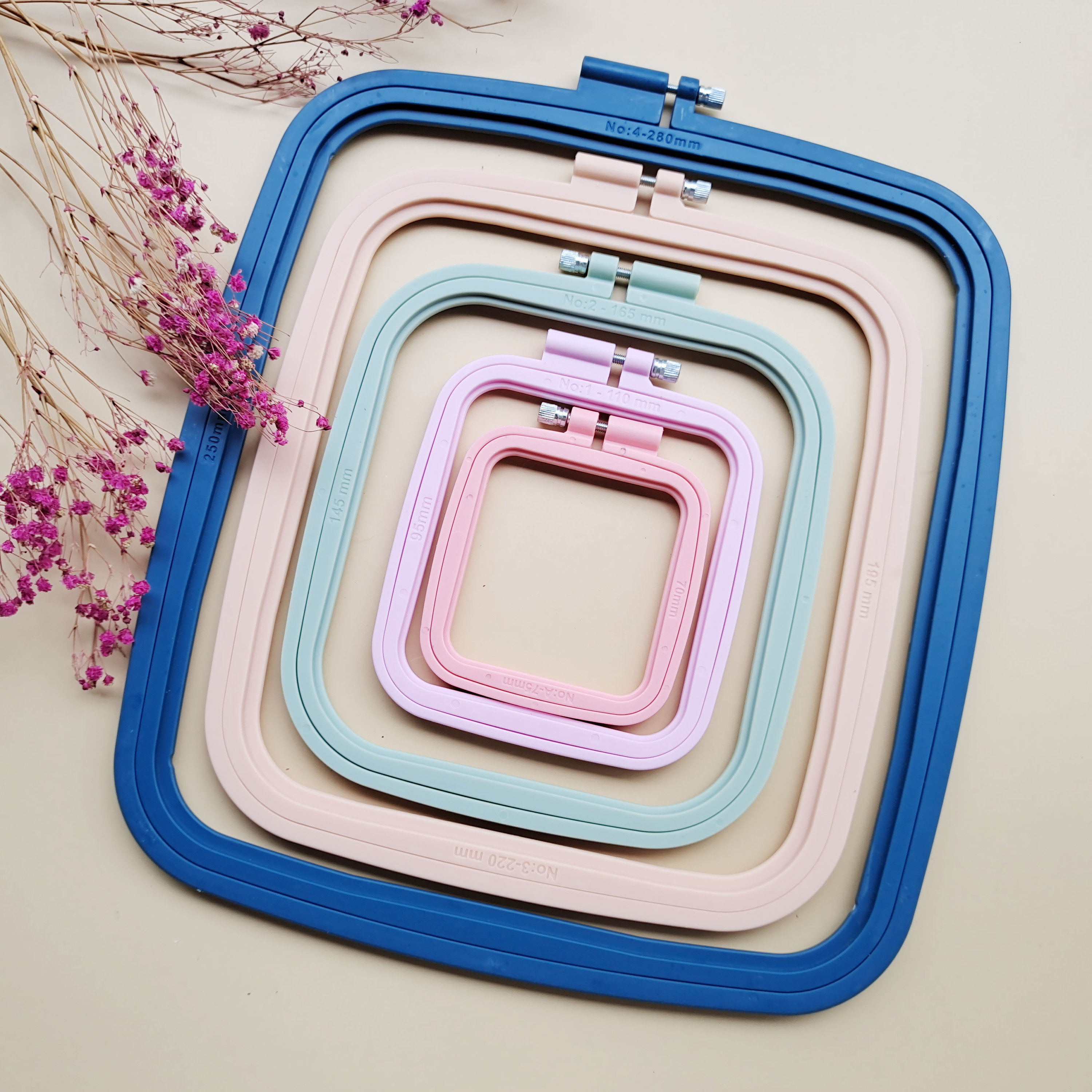 Biplut Square Embroidery Hoop Smooth Edge Burr-free Reusable Multipurpose  Non-Slip Fix Fabrics Plastic Square Cross Stitch Hoop Embroidery Frame  Gadget for Home (L) 