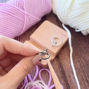 Anello regolabile per uncinetto a forma di gattino: strumento per lavorare a maglia con guida per filati