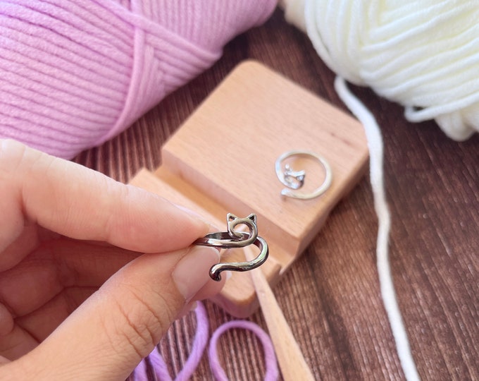 Adjustable Kitten Crochet Ring: Yarn Guide Knitting Tool