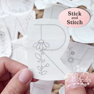 Modello di ricamo con 26 lettere di fiori dell'alfabeto, bastoncino e punto lettera, carta da ricamo con bastoncino, ricamo alla moda per cappelli e vestiti