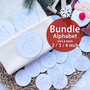 Könnte beinhalten: Ein Set von Alphabet-Stick- und -Stickmustern, jedes mit einem Buchstaben des Alphabets, der einen Weihnachtsmannhut trägt. Die Designs befinden sich auf kreisförmigen weißen Stoffstücken, erhältlich in den Größen 5, 7.6 und 10 cm. Das Bild enthält einen roten Kreis mit dem Text "Bundle Alphabet Stick & Stitch".