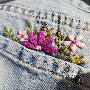 Broderikit med lila blommor och fickor: Sy på jeans (mönster)