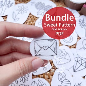 Puede incluir: Parches de tela blanca con dibujos lineales negros, incluyendo un sobre con un corazón y flores. Los parches forman parte de un paquete "Sweet Pattern", disponible en PDF.
