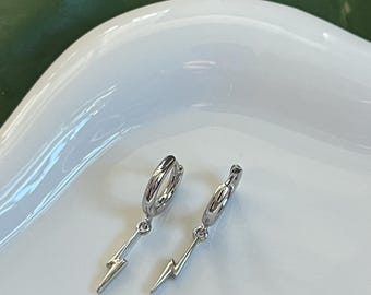 Silverfärgade blixthängen med hänge