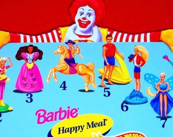 Op de afbeelding: Een set van acht Barbie Happy Meal speelgoed. De speelgoedjes omvatten een ballerina Barbie, een cowgirl Barbie die op een paard rijdt, een prinses Barbie, een surfer Barbie, een zeemeermin Barbie, een fee Barbie, een schaatser Barbie en een Barbie met een dolfijn. De speelgoedjes zijn allemaal in verschillende kleuren en hebben verschillende accessoires.