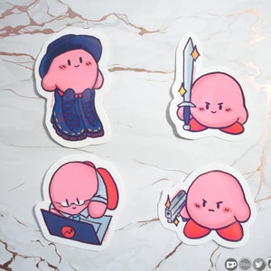 Pu&ograve; includere: Quattro adesivi di personaggi dei cartoni animati rosa con diverse espressioni e accessori. I personaggi indossano un cappello, tengono una spada, indossano gli occhiali e usano un laptop, e tengono una pistola.