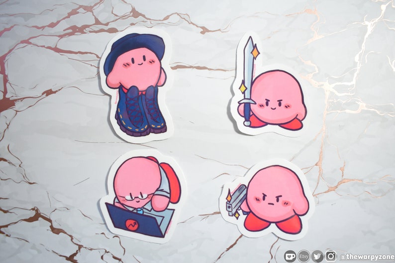 Pu&ograve; includere: Quattro adesivi di personaggi dei cartoni animati rosa con diverse espressioni e accessori. I personaggi indossano un cappello, tengono una spada, indossano gli occhiali e usano un laptop, e tengono una pistola.