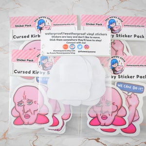 Pu&ograve; includere: Un set di quattro pacchetti di adesivi con un personaggio rosa di Kirby con un viso umano. I pacchetti di adesivi sono etichettati "Cursed Kirby" e "Kirby Sticker Pack". Gli adesivi sono impermeabili e resistenti alle intemperie.