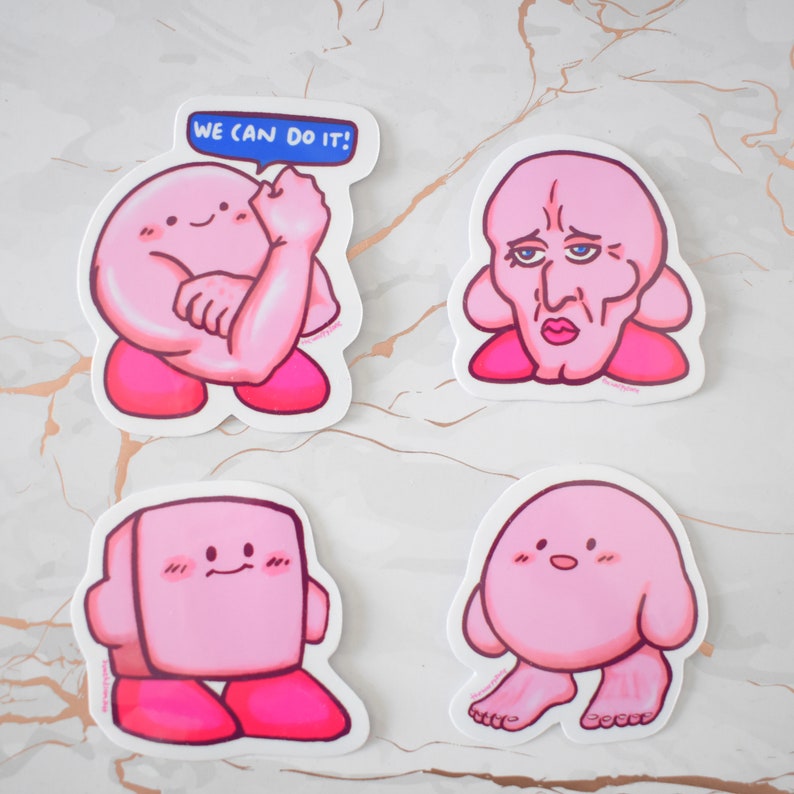 Pu&ograve; includere: Quattro adesivi rosa e bianchi con un personaggio dei cartoni animati con diverse espressioni e pose. Un adesivo ha il testo "We can do it!" in blu.