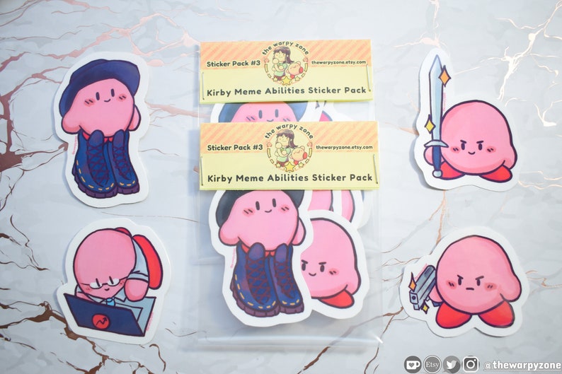 Pu&ograve; includere: Un pacchetto di adesivi con vari personaggi di Kirby della serie di videogiochi. Gli adesivi raffigurano Kirby con diverse abilit&agrave;, tra cui una spada, una pistola e un paio di stivali. Il pacchetto di adesivi &egrave; etichettato "Kirby Meme Abilities Sticker Pack #3".