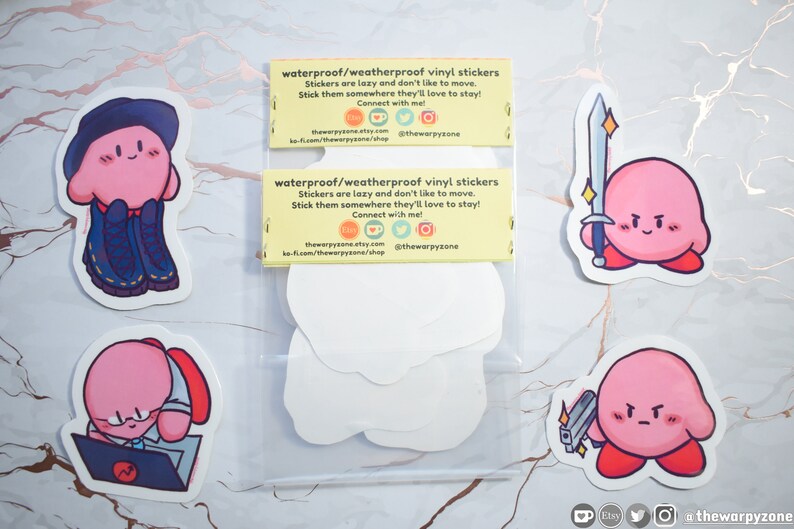 Pu&ograve; includere: Un set di cinque adesivi in ​​vinile impermeabili che mostrano un personaggio rosa con diverse espressioni e accessori. Gli adesivi sono confezionati in un sacchetto di plastica trasparente con un'etichetta gialla che recita "adesivi in ​​vinile impermeabili/resistenti alle intemperie" e include i dati di contatto del venditore.