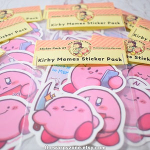 Pu&ograve; includere: Un pacchetto di adesivi con vari meme del personaggio del videogioco Kirby. Gli adesivi sono stampati su carta bianca e presentano un personaggio rosa di Kirby in diverse pose ed espressioni. Gli adesivi sono confezionati in un sacchetto di plastica trasparente con un'etichetta gialla e bianca che recita "Kirby Memes Sticker Pack".