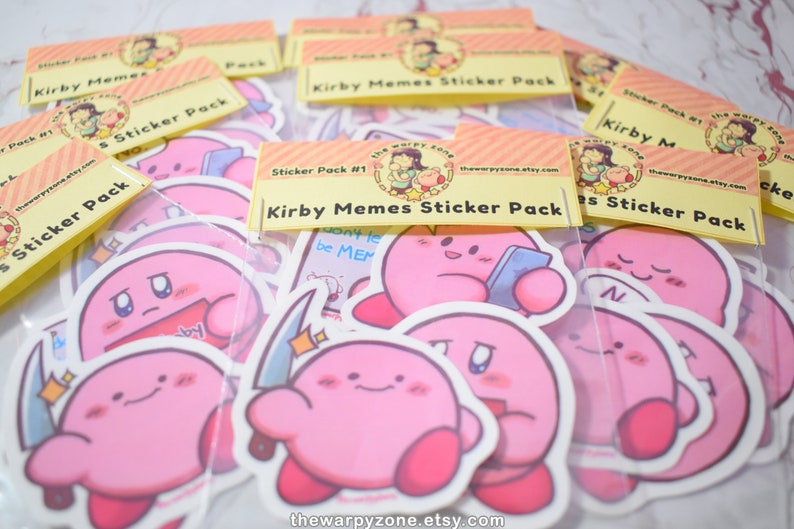 Pu&ograve; includere: Un pacchetto di adesivi con vari meme del personaggio del videogioco Kirby. Gli adesivi sono stampati su carta bianca e presentano un personaggio rosa di Kirby in diverse pose ed espressioni. Gli adesivi sono confezionati in un sacchetto di plastica trasparente con un'etichetta gialla e bianca che recita "Kirby Memes Sticker Pack".