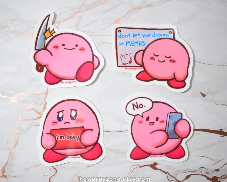 Pu&ograve; includere: Quattro adesivi di personaggi dei cartoni animati rosa con diverse espressioni e pose. Gli adesivi mostrano un personaggio rosa che tiene un coltello, un personaggio rosa che tiene un cartello che dice "non lasciare che i tuoi sogni siano MEMES", un personaggio rosa che tiene un cartello che dice "sono un bambino", e un personaggio rosa che tiene un telefono che dice "No."