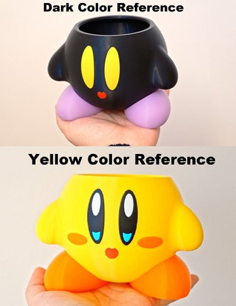 Puede incluir: Dos macetas impresas en 3D con forma del personaje Kirby de la serie de videojuegos Kirby. La maceta de arriba es negra con ojos amarillos y una boca roja. La maceta de abajo es amarilla con ojos negros, pupilas blancas, p&aacute;rpados azules y pies naranjas.
