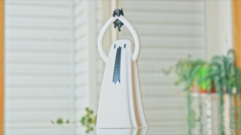 Peut inclure: Figurines en c&eacute;ramique blanche repr&eacute;sentant un fant&ocirc;me tenant un autre petit fant&ocirc;me au-dessus de sa t&ecirc;te. Les yeux et la bouche des fant&ocirc;mes sont noirs.