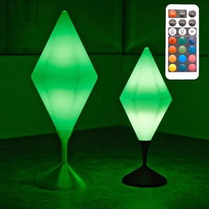 以下が含まれることがあります： 緑色の光を放つダイヤモンド型のランプが2つあり、片方はもう片方より大きいです。ランプの色を変えるためのリモコンが付いています。