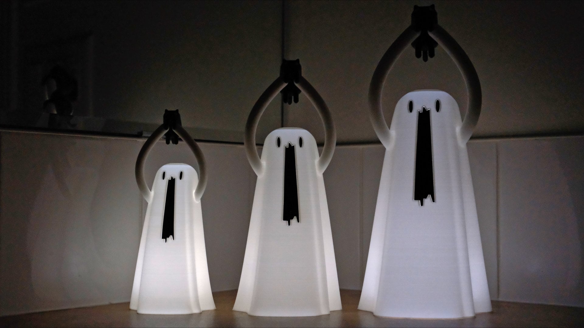 Ghost Holding a Kitty Lamp, BEHOLD! Halloween Figurine LED Nightlight Decoration, Remote Cute October Desk Figure, Spooky Trick-or-Treating