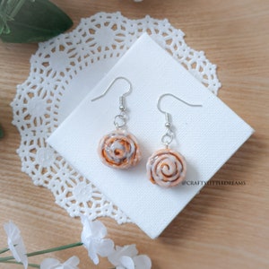 Orecchini a forma di mini rotolo alla cannella, realizzati a mano in argilla polimerica, gioielli in miniatura a tema cibo, ideali per gli amanti della moda Kawaii.
