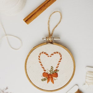 DIY Christmas Embroidery Kit - Heart-Shaped Hand Embroidery Ornaments With 8 Festive Designs For Beginners (Pre-printed Fabric, Thread & Needle)