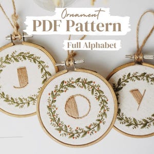 Patrón de adorno de alfabeto bordado, patrón de bordado inicial en PDF, adorno de árbol de Navidad personalizado, descarga digital de 26 letras