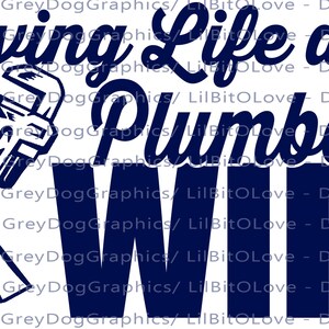 Peut inclure: Un design graphique bleu et blanc avec une clé à molette et le texte "Loving Life as a Plumber's Wife".