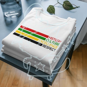 Könnte beinhalten: Ein weißes T-Shirt mit einem mehrfarbigen Streifenmuster und den Worten "Geschichte, Kultur, Exzellenz, Respekt" darauf gedruckt.