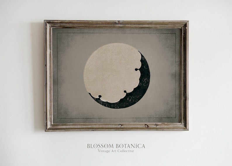 Puede incluir: Una impresi&oacute;n enmarcada con un dise&ntilde;o en blanco y negro de una luna creciente sobre un fondo gris. El texto "BLOSSOM BOTANICA Vintage Art Collective" est&aacute; en la parte inferior de la impresi&oacute;n.