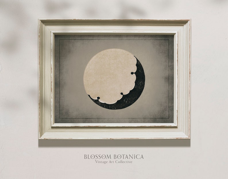 Puede incluir: Una impresi&oacute;n enmarcada con una est&eacute;tica vintage que presenta un dise&ntilde;o de luna creciente en blanco y negro sobre un fondo beige. La impresi&oacute;n se titula "BLOSSOM BOTANICA Vintage Art Collective".
