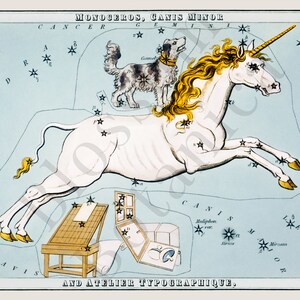 K&ouml;nnte beinhalten: Eine Vintage-Illustration der Sternbilder Einhorn und Kleiner Hund. Das Bild zeigt ein wei&szlig;es Einhorn mit goldenem Horn und M&auml;hne, das &uuml;ber einen blauen Himmel rennt. Ein kleiner Hund steht auf dem R&uuml;cken des Einhorns. Die Sternbilder sind mit Sternen und Buchstaben beschriftet.