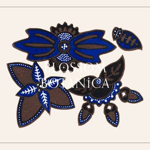 Puede incluir: Ilustraci&oacute;n de dise&ntilde;os florales estilizados en tonos marr&oacute;n, azul y negro, con detalles blancos. La imagen incluye el texto "BLOSSOM BOTANICA" en blanco. Los elementos florales est&aacute;n dispuestos sobre un fondo crema.