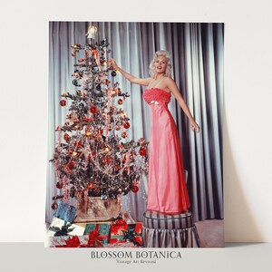 Jayne Mansfield versiert een kerstboom, vintage foto, jaren 1960 pin-up, glamourshot, kerstversiering, boudoirfoto, roze jurk, kunst