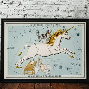 K&ouml;nnte beinhalten: Eine Vintage-Illustration des Sternbilds Monoceros, auch bekannt als das Einhorn, mit einem kleinen Hundesternbild, Canis Minor, dar&uuml;ber. Die Sternbilder sind als ein wei&szlig;es Einhorn mit goldener M&auml;hne und einem schwarz-wei&szlig;en Hund dargestellt. Die Illustration befindet sich auf einem blauen Hintergrund mit Sternen und Text in Schwarzwei&szlig;.
