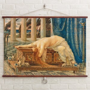 Peut inclure: Une peinture repr&eacute;sentant une femme allong&eacute;e sur un coffre en bois aux sculptures complexes. Elle est drap&eacute;e d'un tissu blanc et ses longs cheveux roux coulent le long de son dos. Le coffre est d&eacute;cor&eacute; d'accents dor&eacute;s et repose sur un sol carrel&eacute;. L'arri&egrave;re-plan pr&eacute;sente des colonnes et un rideau bleu.