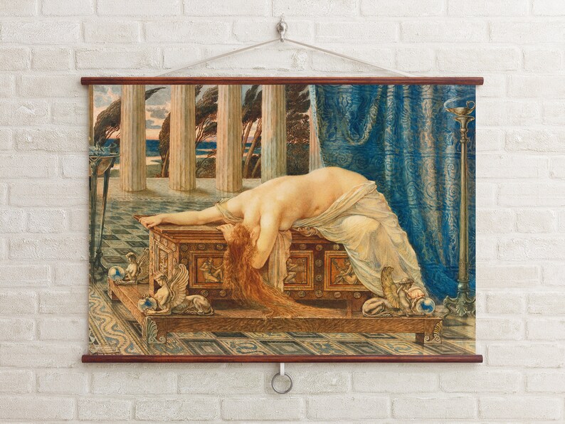 Peut inclure: Une peinture repr&eacute;sentant une femme allong&eacute;e sur un coffre en bois aux sculptures complexes. Elle est drap&eacute;e d'un tissu blanc et ses longs cheveux roux coulent le long de son dos. Le coffre est d&eacute;cor&eacute; d'accents dor&eacute;s et repose sur un sol carrel&eacute;. L'arri&egrave;re-plan pr&eacute;sente des colonnes et un rideau bleu.