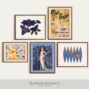 Puede incluir: Una colecci&oacute;n de grabados art&iacute;sticos vintage enmarcados. Los grabados presentan dise&ntilde;os florales, un anuncio de champ&aacute;n, una mujer con un vestido largo y un mapa. Los marcos son de color madera oscura y los grabados tienen una est&eacute;tica vintage.