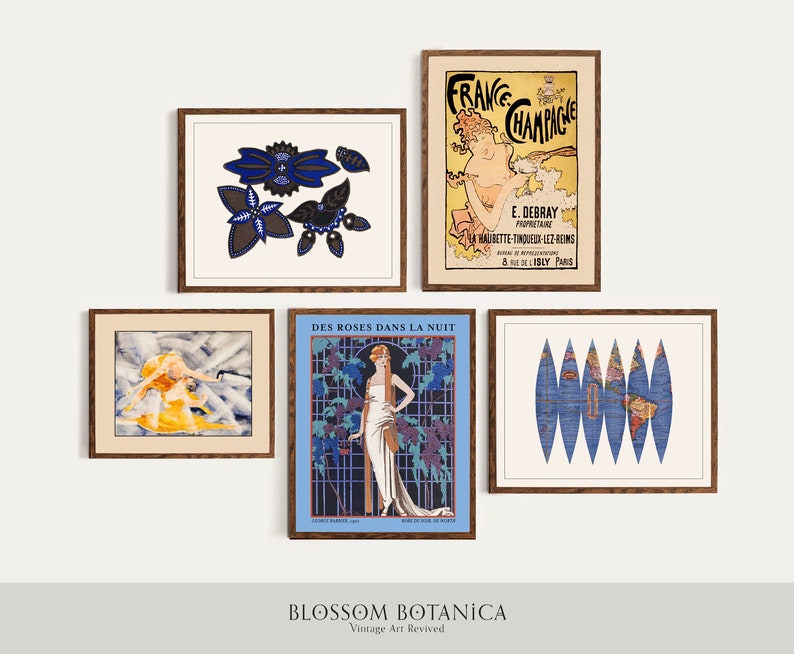 Puede incluir: Una colecci&oacute;n de grabados art&iacute;sticos vintage enmarcados. Los grabados presentan dise&ntilde;os florales, un anuncio de champ&aacute;n, una mujer con un vestido largo y un mapa. Los marcos son de color madera oscura y los grabados tienen una est&eacute;tica vintage.