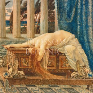 Peut inclure: Une peinture &agrave; l'aquarelle repr&eacute;sentant une femme allong&eacute;e sur un coffre en bois aux sculptures orn&eacute;es. Elle est drap&eacute;e d'un tissu blanc et ses longs cheveux roux cascadent sur son dos. Le coffre est d&eacute;cor&eacute; de cr&eacute;atures ail&eacute;es et repose sur un sol carrel&eacute;. L'arri&egrave;re-plan pr&eacute;sente des colonnes et une vue d'un paysage lointain.