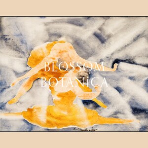 Puede incluir: Pintura a la acuarela que presenta una figura con un vestido amarillo fluido, con los brazos extendidos, sobre un fondo de aguadas azules y grises. El texto "BLOSSOM BOTANICA" est&aacute; superpuesto en blanco. La obra est&aacute; enmarcada con un borde negro.