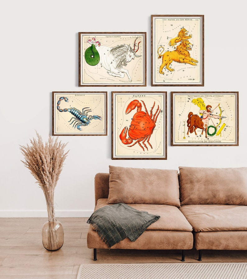 K&ouml;nnte beinhalten: F&uuml;nf gerahmte Vintage-Illustrationen von Sternbildern, die jeweils ein anderes Sternzeichen darstellen: Steinbock, L&ouml;we, Skorpion, Krebs und Sch&uuml;tze. Die Illustrationen sind in einer ged&auml;mpften Farbpalette mit goldenen Akzenten gehalten und in braunem Holz gerahmt.