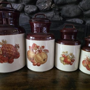 Ensemble de 4 bocaux de cuisine vintage McCoy Pottery « Fruit Festival » des années 1970 - Style bidon à lait
