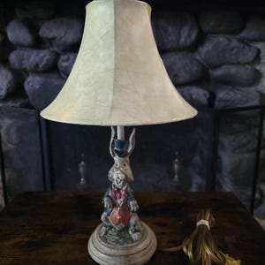 Lampada vintage Berman a tema Alice nel Paese delle Meraviglie - Lampada decorativa stravagante con lepre marzo e coniglio, con paralume in pergamena.