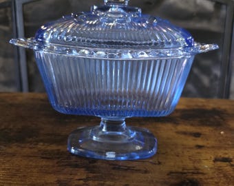 Dulcera vintage de cristal Indiana Glass color azul hielo con borde de encaje y base, con tapa.