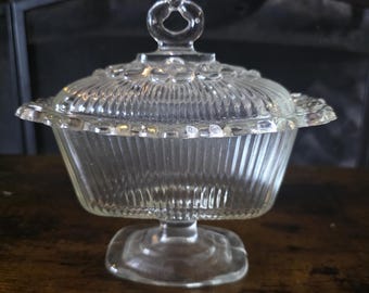 Dulcera vintage de cristal Indiana Glass Ice Clear con borde de encaje y base, con tapa.